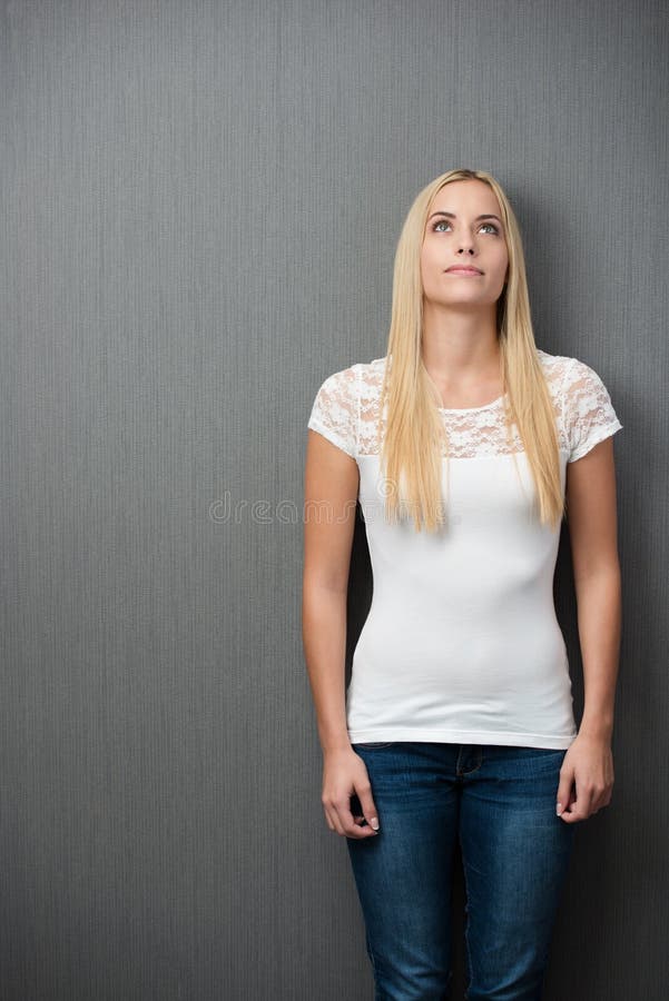 Durchdachte schlanke junge blonde Frau lizenzfreies stockbild Durchdachte schlanke junge blonde Frau lizenzfreies stockbild