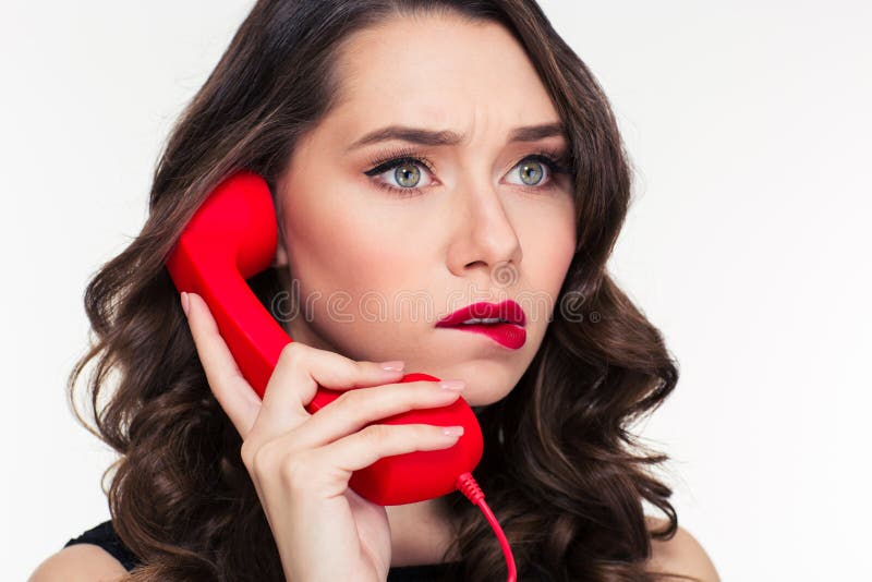 Durchdachte schöne gelockte Frau mit Retro- Frisur sprechend am Telefon lizenzfreie stockbilder Durchdachte schöne gelockte Frau mit Retro- Frisur sprechend am Telefon lizenzfreie stockbilder
