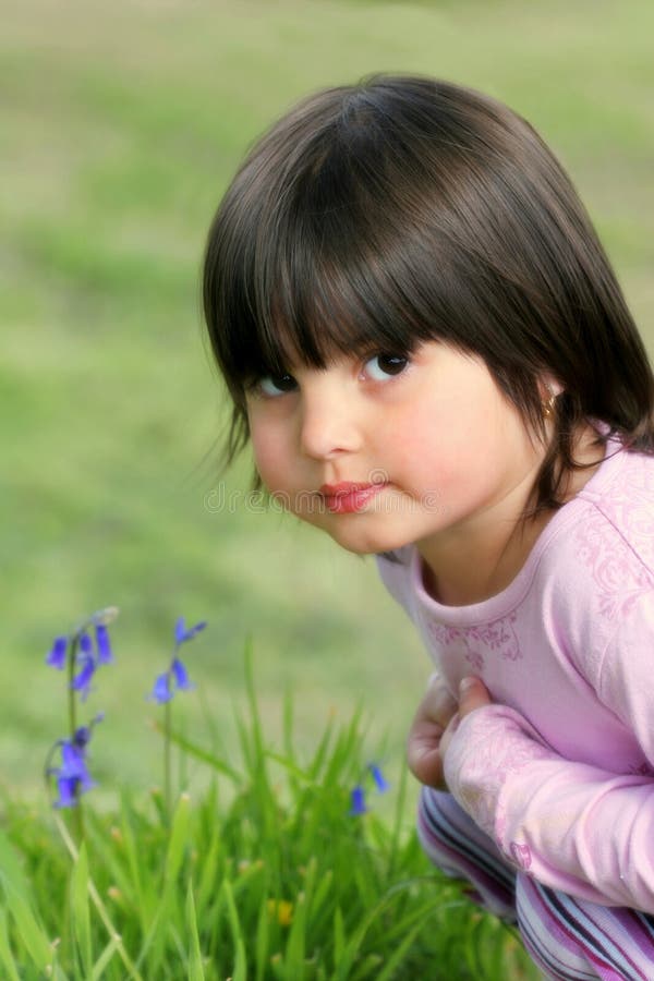Durchdachtes kleines Mädchen stockfotos Durchdachtes kleines Mädchen stockfotos