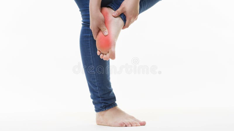 Durere la nivelul picioarelor femeilor masaj al picioarelor femelelor pe fond alb stock footage