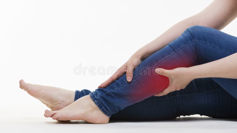 Durere la nivelul picioarelor femeilor masaj al picioarelor femelelor pe fond alb stock footage