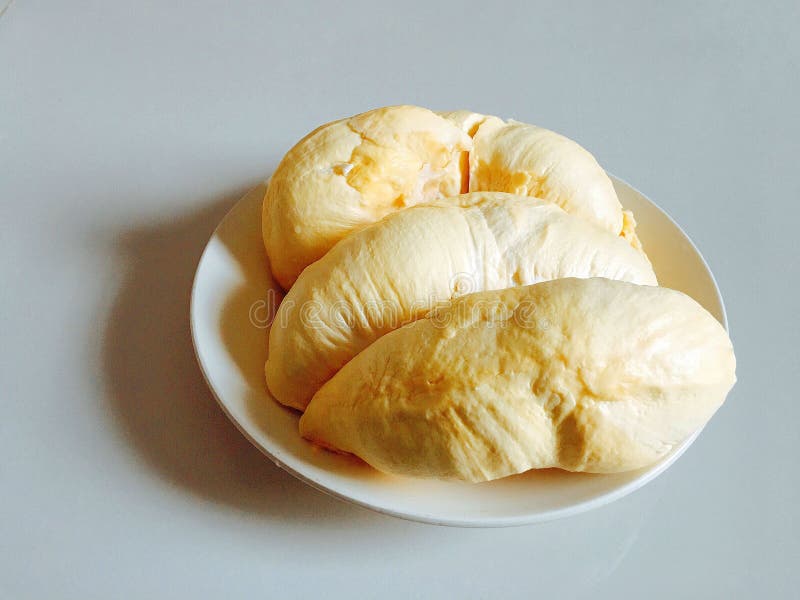 Durian jaune en gros plan dans un plat blanc images stock Durian jaune en gros plan dans un plat blanc images stock