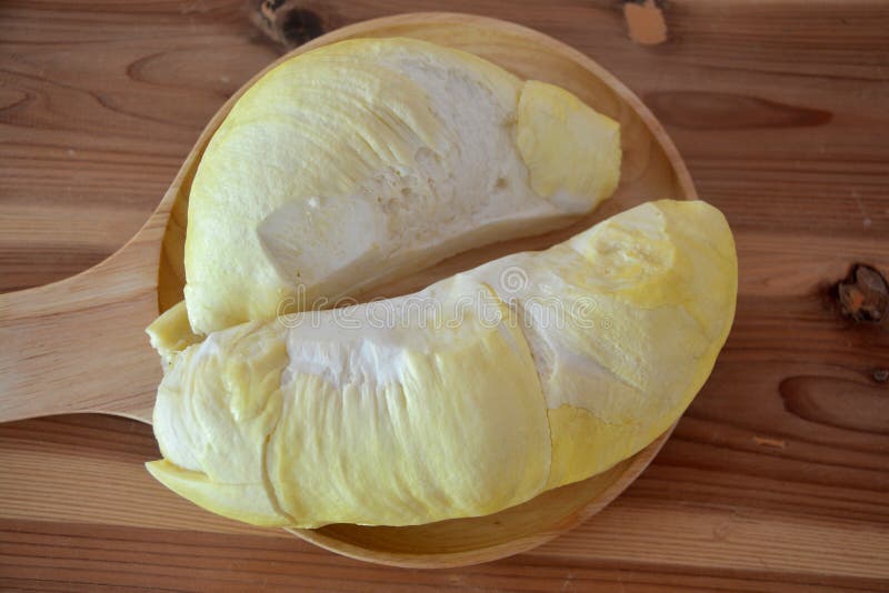 Durian ο βασιλιάς των φρούτων στο ξύλινο πιάτο
