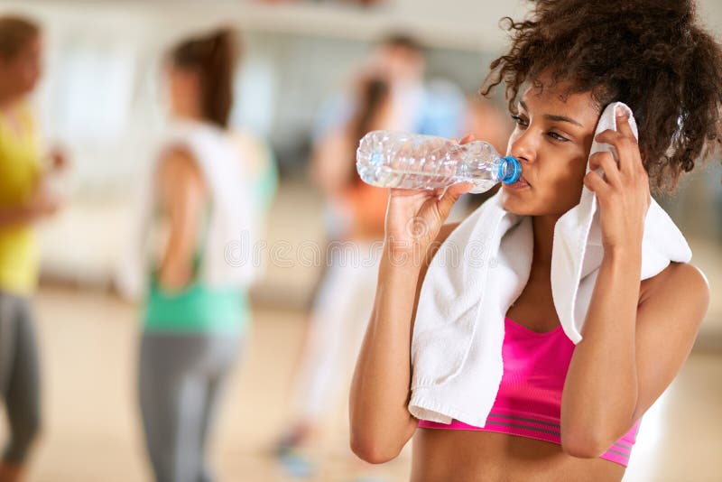 Durstiges Mädchen nach Körpertrainings-Getränkwasser und Abwischenschweiß stockfotos Durstiges Mädchen nach Körpertrainings-Getränkwasser und Abwischenschweiß stockfotos