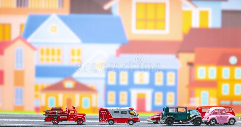 Durée d'un groupe de jouets de voitures se déplaçant après une voiture écrasée de jouets de la gauche pour redresser sur un modèle banque de vidéos