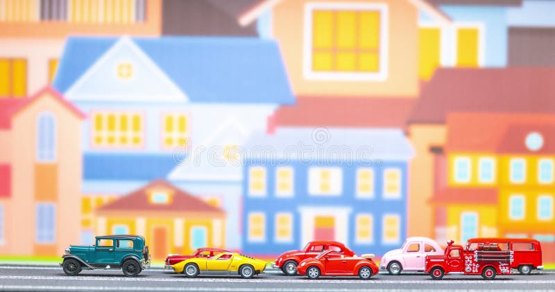 Durée d'un groupe de jouets de voitures se déplaçant de droite à gauche sur un modèle de route avec un groupe de maisons de bande clips vidéos