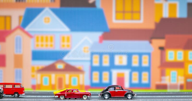 Durée d'un groupe de voitures brillantes de jouets passant un modèle de route avec un groupe de maisons colorées de bande dessinée banque de vidéos