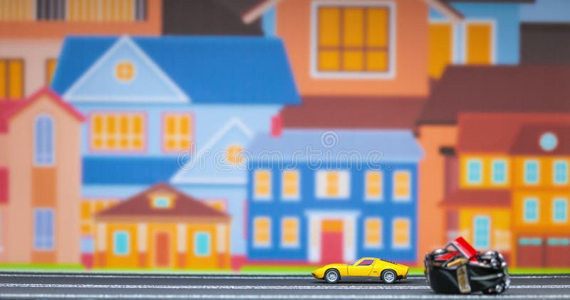 Durée d'un jouet jaune de voitures se déplaçant après un jouet brisé de voitures de droite à gauche sur un modèle de route avec un banque de vidéos