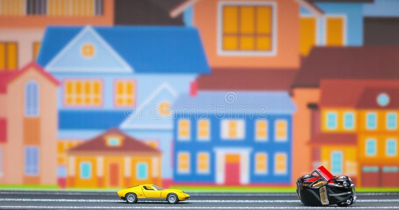Durée d'un jouet jaune de voitures se déplaçant après un jouet brisé de voiture de la gauche pour redresser sur un modèle de route clips vidéos