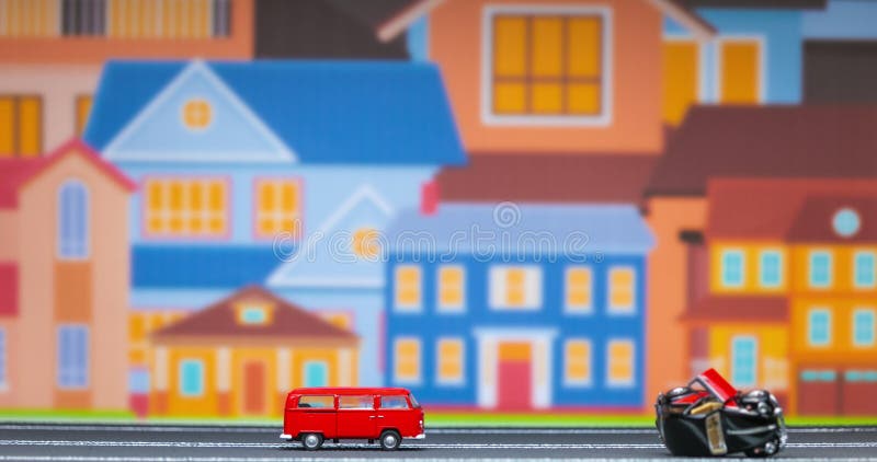 Durée d'un jouet rouge de bus se déplaçant après un jouet brisé de voiture de la gauche pour redresser sur un modèle de route avec banque de vidéos