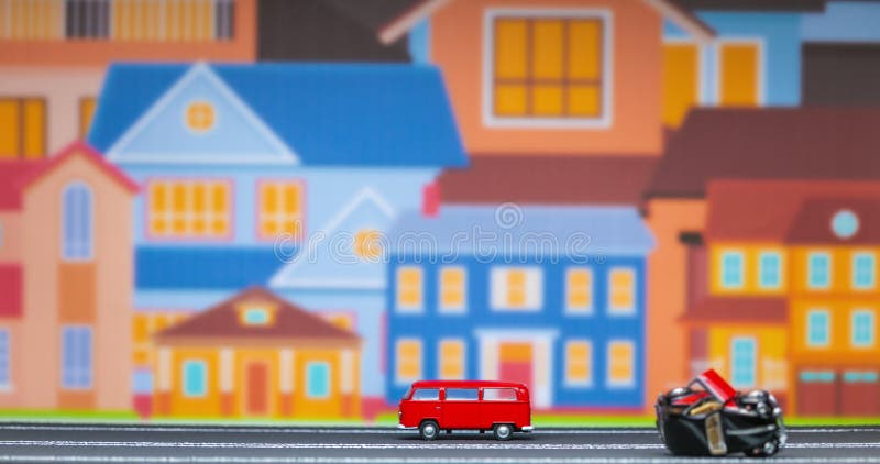 Durée d'un jouet rouge de bus se déplaçant après un jouet brisé de voitures de droite à gauche sur un modèle de route avec un grou clips vidéos