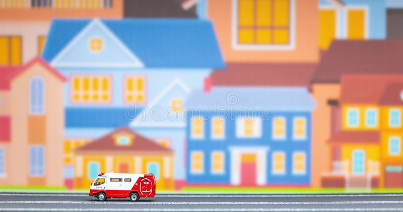 Durée d'une ambulance de jouets se déplaçant de droite à gauche sur un modèle de route banque de vidéos