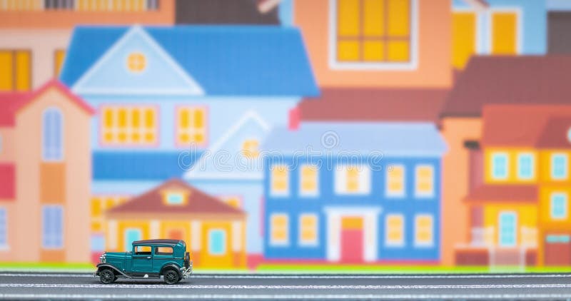 Durée d'une voiture bleue de jouets se déplaçant de la gauche pour redresser sur un modèle de route banque de vidéos