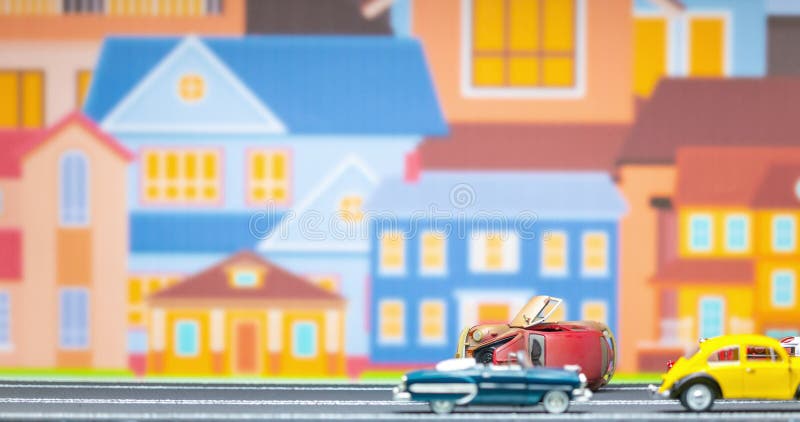 Durée d'une voiture de pompiers de jouets et d'un jouet d'ambulance se déplace vers un véhicule d'urgence sur un modèle de route clips vidéos