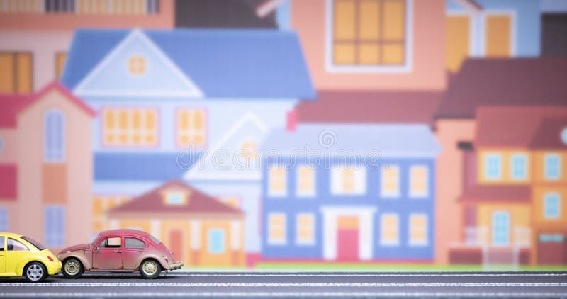 Durée d'une voiture rouillée de jouets et d'une nouvelle se déplaçant de droite à gauche sur un modèle de route avec un groupe de banque de vidéos