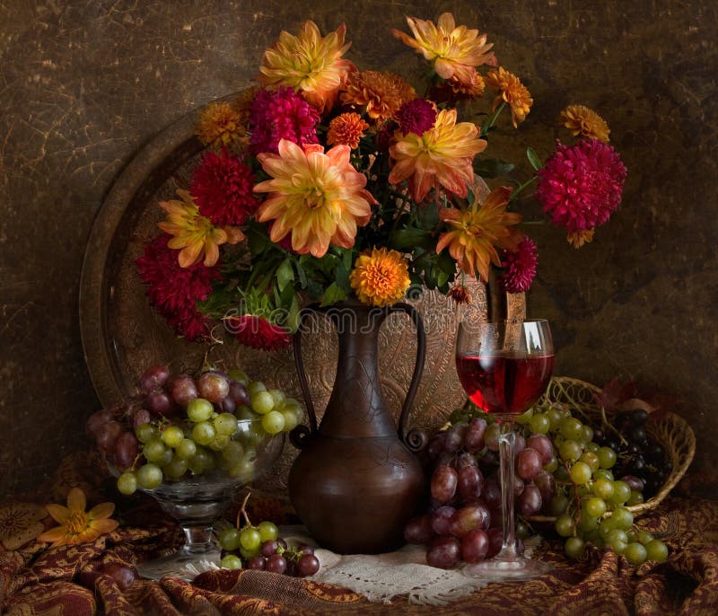 Durée toujours avec les fleurs et le vin d'automne images libres de droits Durée toujours avec les fleurs et le vin d'automne images libres de droits
