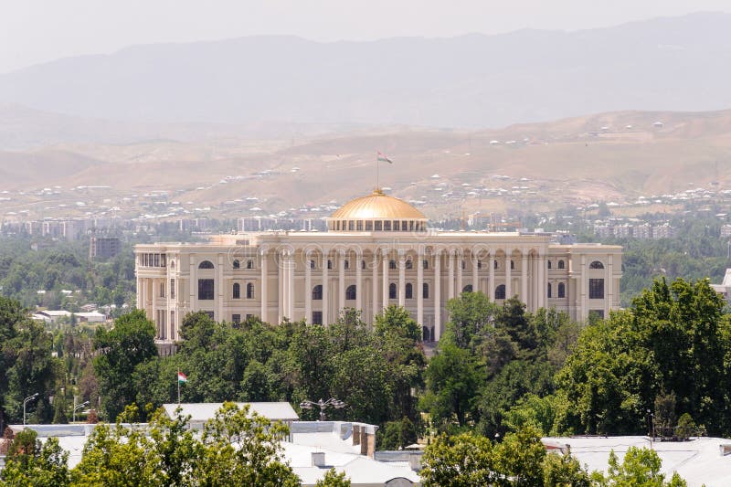 DUSHANBE, TADSCHIKISTAN - 21. DEZEMBER 2014: Eins von Marksteingebäuden der Tadschikistan-Hauptstadt, Präsident haus- Dushanbe Ta stockbild DUSHANBE, TADSCHIKISTAN - 21. DEZEMBER 2014: Eins von Marksteingebäuden der Tadschikistan-Hauptstadt, Präsident haus- Dushanbe Ta stockbild