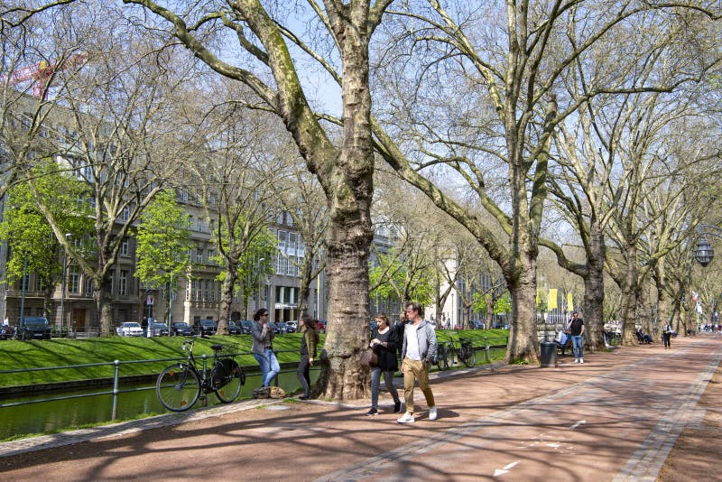 Dusseldorf - het straatleven op boulevard Koenigsallee naast Dich royalty-vrije stock fotografie Dusseldorf - het straatleven op boulevard Koenigsallee naast Dich royalty-vrije stock fotografie