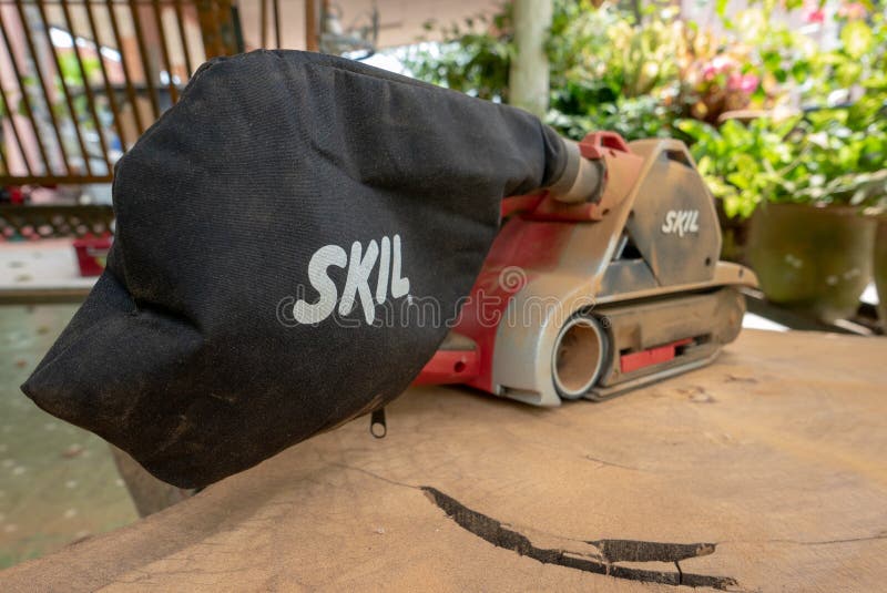 Dusty Skil-binnen maakt de merk elektrische schuurmachine tropisch hout glad royalty-vrije stock foto's Dusty Skil-binnen maakt de merk elektrische schuurmachine tropisch hout glad royalty-vrije stock foto's