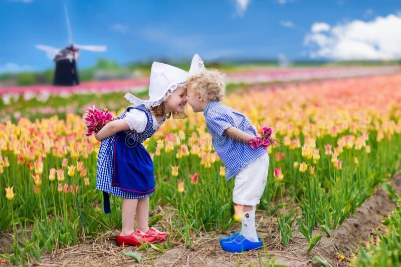 Felice olandese, bambini che giocano in fiore tulipano fiori di campo.