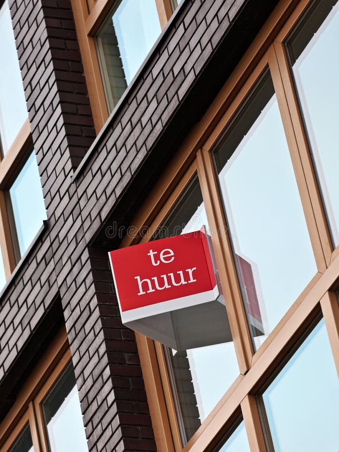 Dutch para o sinal do aluguel em um prédio de apartamentos foto de stock Dutch para o sinal do aluguel em um prédio de apartamentos foto de stock