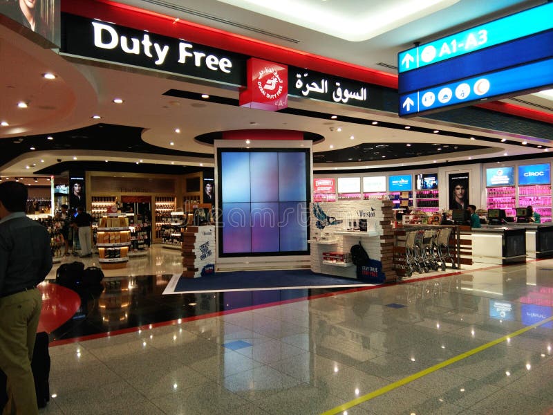 Dutyfreeshop an Dubai International-Flughafen lizenzfreies stockbild Dutyfreeshop an Dubai International-Flughafen lizenzfreies stockbild