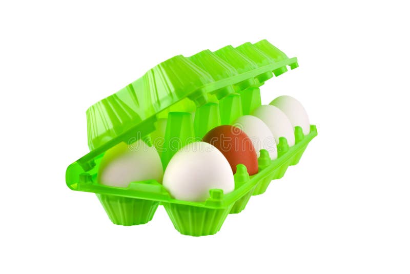 Dutzend Eier weiß und eins braun oder rot im offenen grünen Plastikpaket auf weißer Hintergrund lokalisiertem Abschluss oben lizenzfreies stockbild