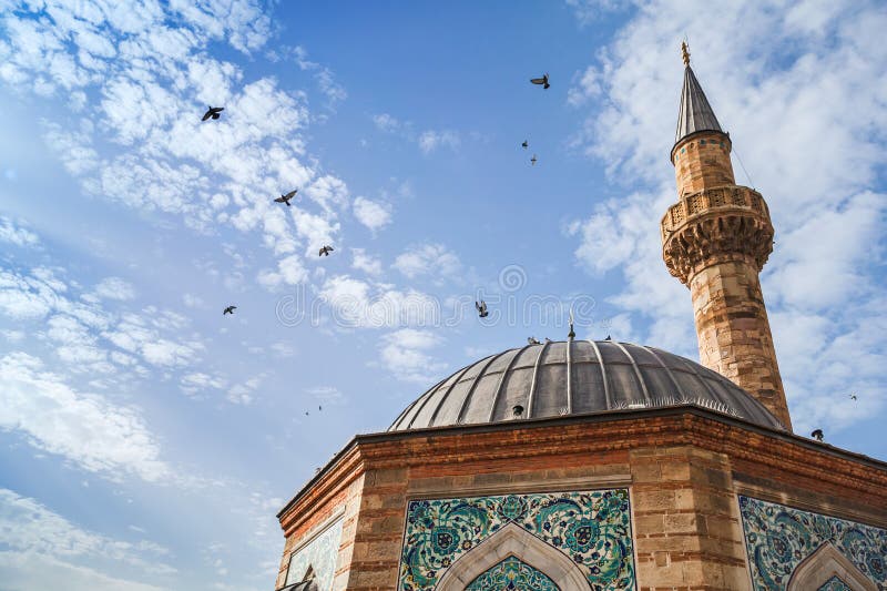Duvor flyger över den forntida Camii moskén, Izmir arkivbilder Duvor flyger över den forntida Camii moskén, Izmir arkivbilder