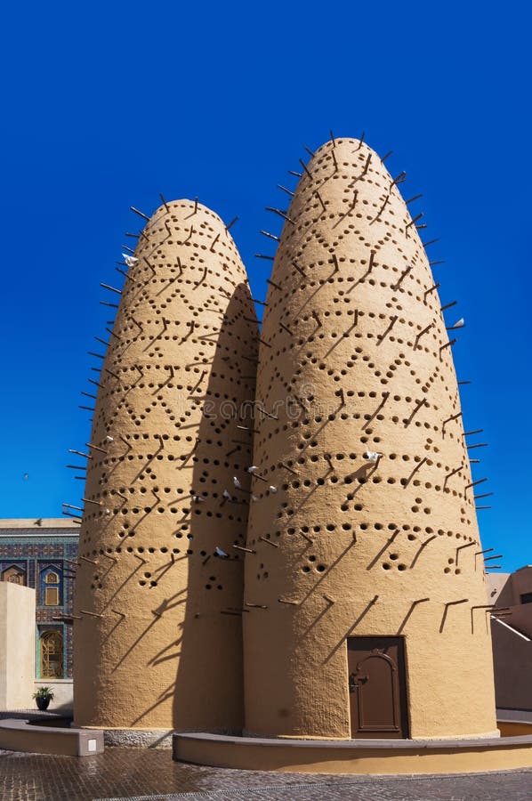 Duvorna som sitter på poler av fåglarna, står högt i Katara den kulturella byn, Doha, Qatar arkivfoton Duvorna som sitter på poler av fåglarna, står högt i Katara den kulturella byn, Doha, Qatar arkivfoton