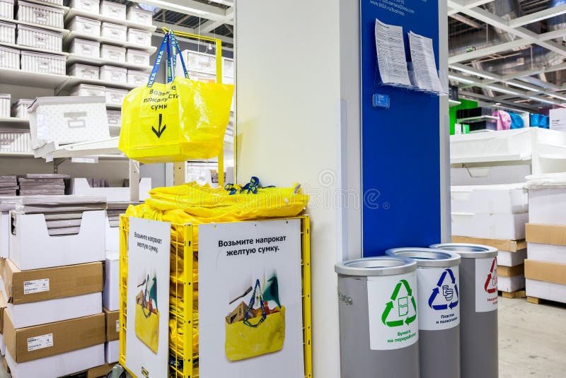 SAMARA ROSJA, GRUDZIEŃ, - 27, 2014: Duzi żółci torba na zakupy w IKEA Samara sklepie IKEA jest światu wielkim meblarskim detalistą, zakładającym w Szwecja w 1943