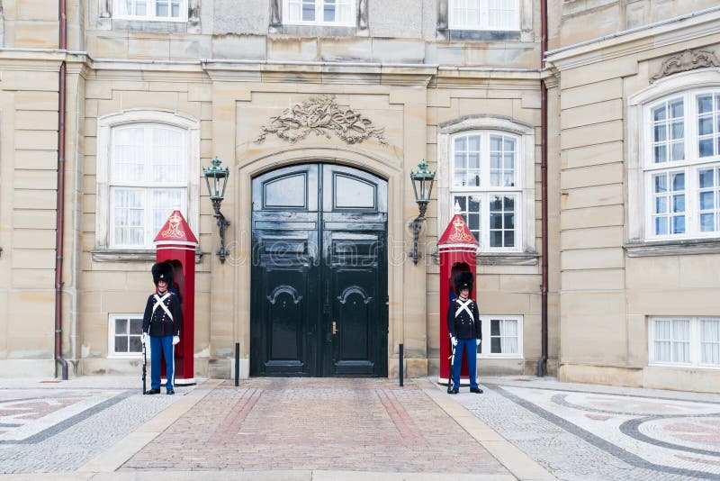 Duński Królewski życie strażnik wysyłający przy Amalienborg pałac w Copenhag obraz royalty free Duński Królewski życie strażnik wysyłający przy Amalienborg pałac w Copenhag obraz royalty free