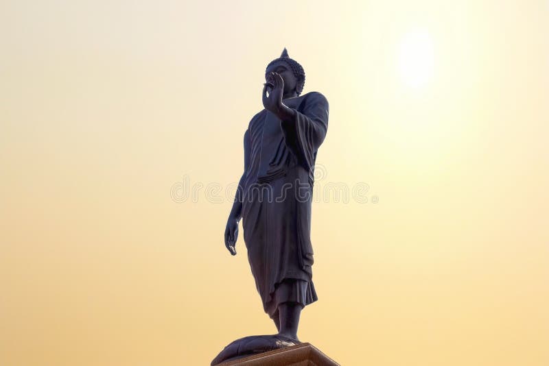 Duża Buddha statuy pozycja na słońca niebie przy świątynią zdjęcia royalty free Duża Buddha statuy pozycja na słońca niebie przy świątynią zdjęcia royalty free