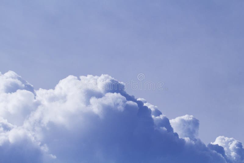 Duża chmura na niebieskim niebie Cloudscape fotografii tło Romantyczny skyscape z raincloud zdjęcie royalty free Duża chmura na niebieskim niebie Cloudscape fotografii tło Romantyczny skyscape z raincloud zdjęcie royalty free