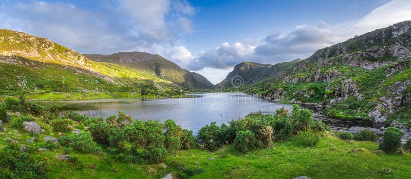 Duża panorama z czarną doliną jeziora i górami na zachodzie słońca w szczelinie czarnej doliny dunloe zdjęcia royalty free