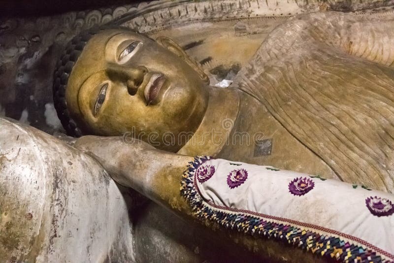 Duża złota Buddha statua wśrodku Dambulla jamy świątyni zdjęcia royalty free Duża złota Buddha statua wśrodku Dambulla jamy świątyni zdjęcia royalty free