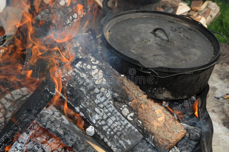 Duże 16 szesnaście cali Lodge Camp Dutch Oven Sits in the Fire