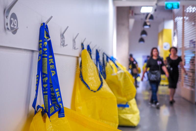 Duże żółte torby na zakupy w IKEA przechują obwieszenie na białych ścianach obraz royalty free