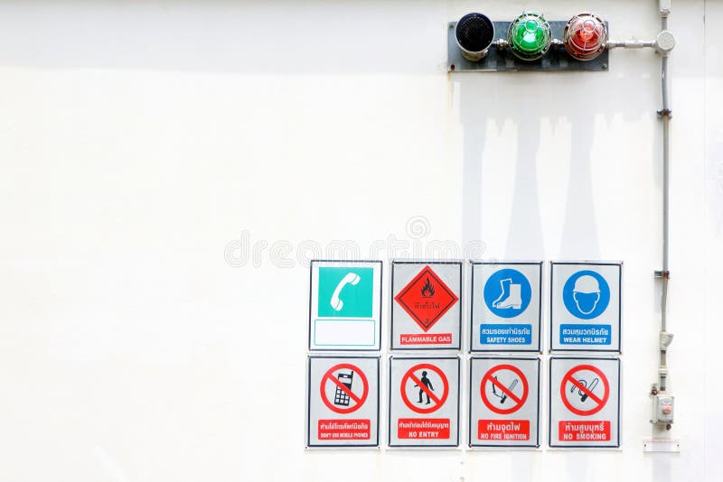 Dużo podpisują wewnątrz niebezpiecznego teren, Flammable gaz, ZBAWCZY buty, odzież hełm, no UŻYWAJĄ telefonów komórkowych, ŻADNY fotografia stock Dużo podpisują wewnątrz niebezpiecznego teren, Flammable gaz, ZBAWCZY buty, odzież hełm, no UŻYWAJĄ telefonów komórkowych, ŻADNY fotografia stock