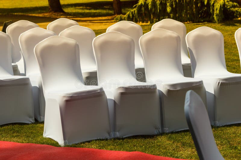 Dużo poślubia krzesła z białymi eleganckimi pokrywami zdjęcie stock Dużo poślubia krzesła z białymi eleganckimi pokrywami zdjęcie stock