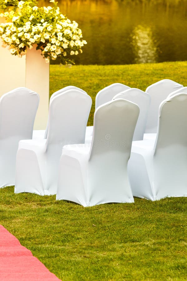 Dużo poślubia krzesła z białymi eleganckimi pokrywami obrazy stock Dużo poślubia krzesła z białymi eleganckimi pokrywami obrazy stock