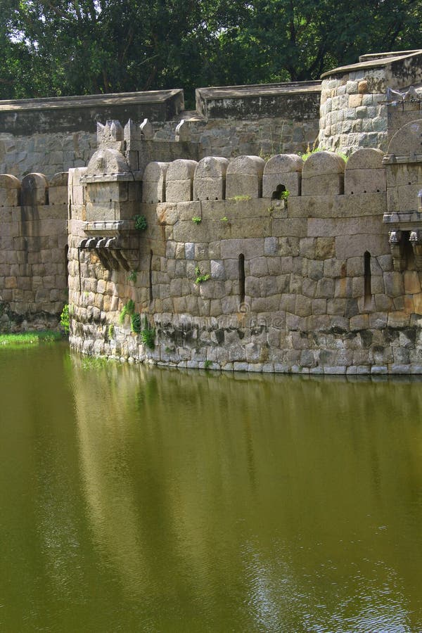 Duży battlement vellore fort z drzewami i okopem obrazy royalty free Duży battlement vellore fort z drzewami i okopem obrazy royalty free