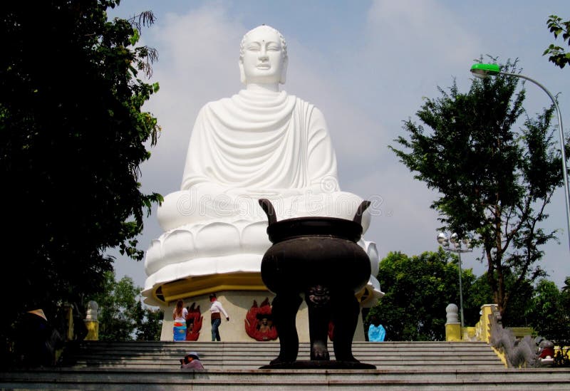Duży bielu marmuru Buddha statuy obsiadanie fotografia royalty free Duży bielu marmuru Buddha statuy obsiadanie fotografia royalty free