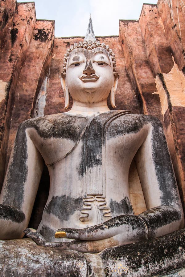 Duży Buddha przy Sukhothai dziejowym parkiem, Tajlandia obraz royalty free Duży Buddha przy Sukhothai dziejowym parkiem, Tajlandia obraz royalty free