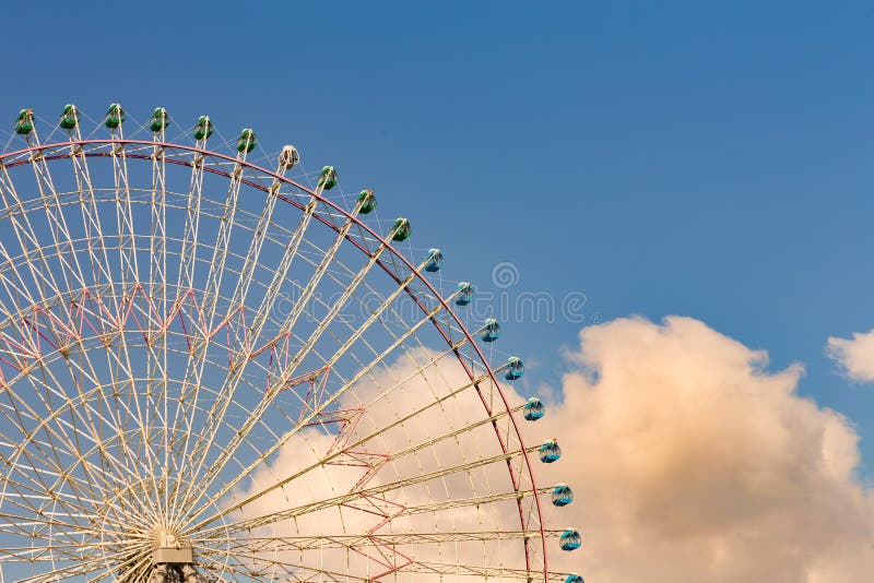 Duży funfair ferris koło z niebieskim niebem obrazy royalty free Duży funfair ferris koło z niebieskim niebem obrazy royalty free