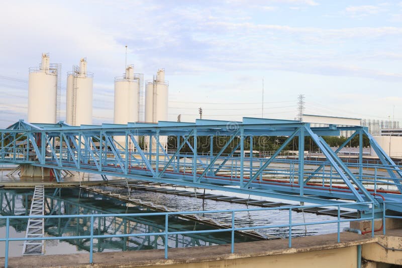 Duży zbiornik dostawa wody w wielkomiejskich wodnej pracy przemysłu śliwkach