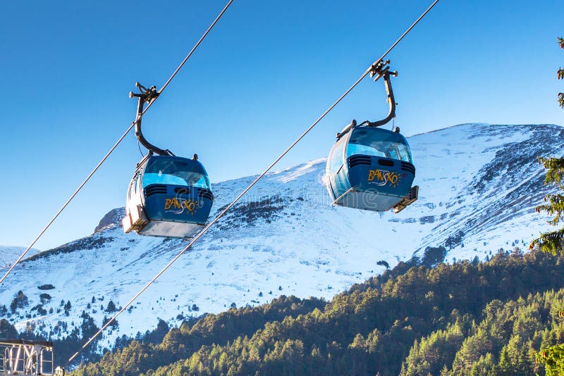Dwa Bansko wagonu kolei linowej kabiny i śnieżnych góry obrazy stock