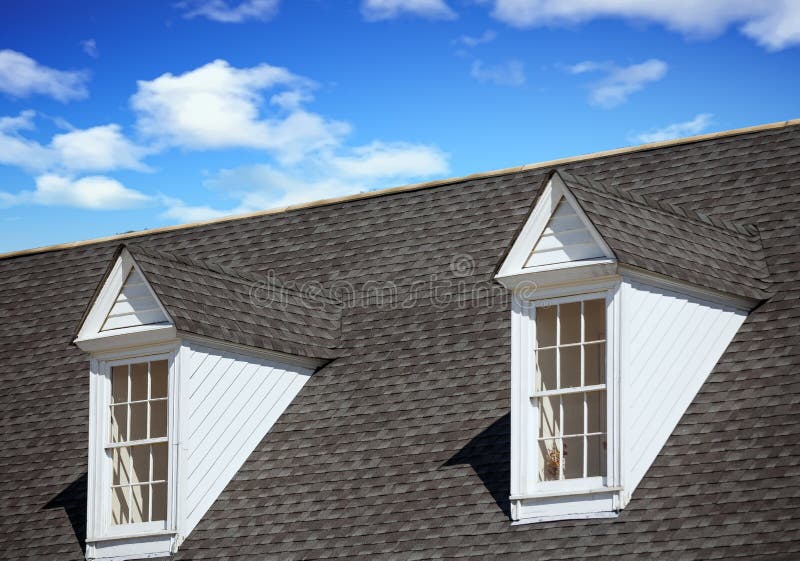 Dwa Białego Dormers na Popielatym gontu dachu