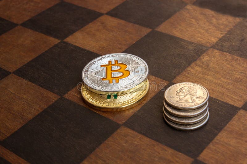 Dwa Bitcoins i Amerykańscy centy na chessboard obrazy stock Dwa Bitcoins i Amerykańscy centy na chessboard obrazy stock