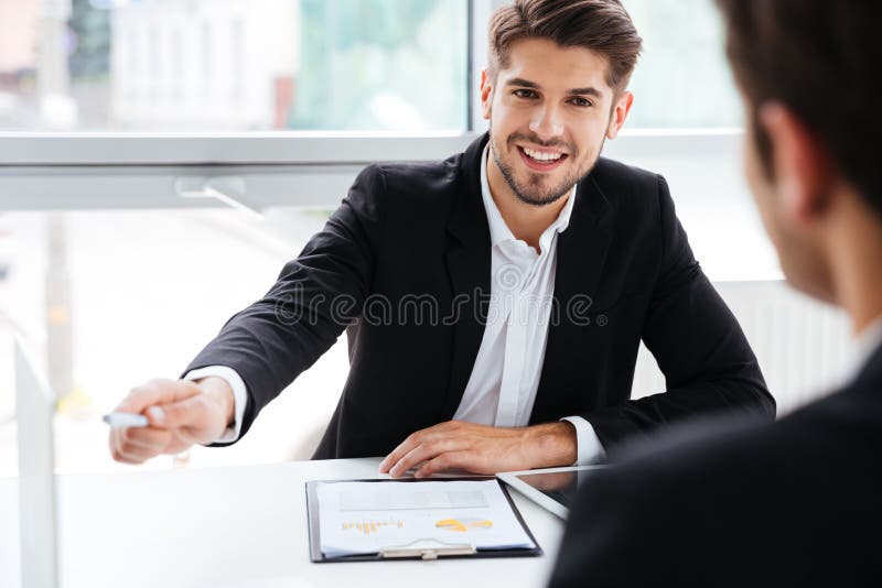 Dwa biznesmena pracuje na biznesowym spotkaniu w biurze