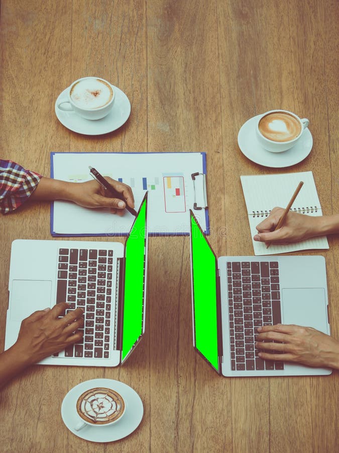 Dwa biznesmena pracuje wpólnie używać laptop fotografia stock Dwa biznesmena pracuje wpólnie używać laptop fotografia stock